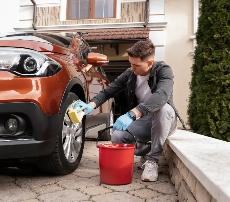 Lavage auto à domicile Salinelles : professionnel intervenant sur un véhicule
